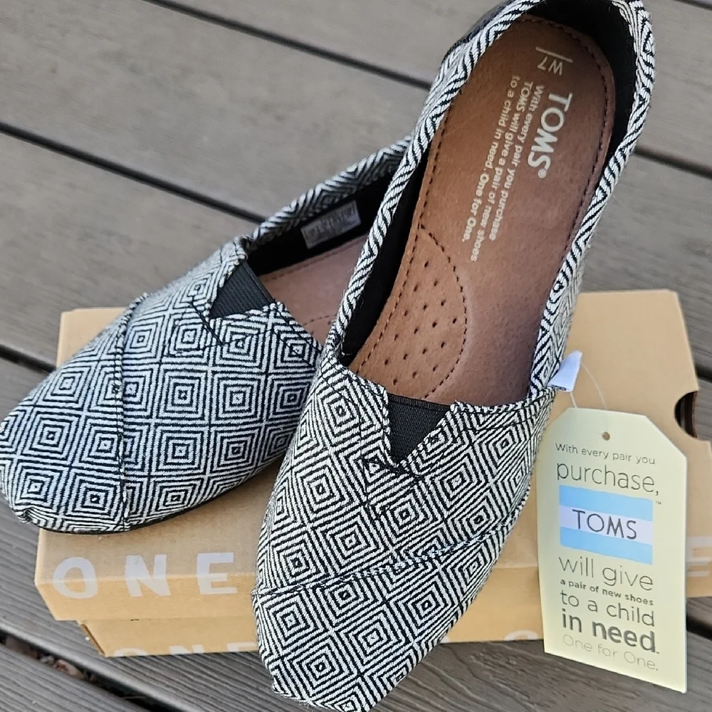 Toms Black & White Geometric Slip-On Moccasins - Picture 4 of 5